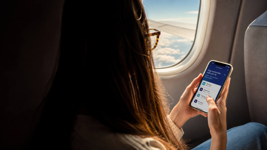 Así llega internet al avión y por qué puede funcionar más lento Pasajera utiliza el servicio de Wi-Fi desde su teléfono durante un vuelo