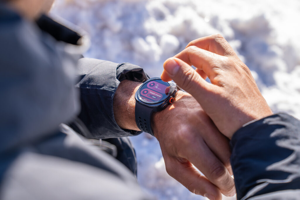 El Galaxy Watch 9 mide tus signos vitales mientras duermes y te avisa cuando algo se sale de tu norma Galaxy Watch 9 en color Cream utilizado en la muñeca de una persona