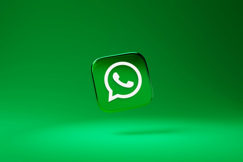 Logotipo 3D de WhatsApp flotando sobre un fondo verde brillante.
